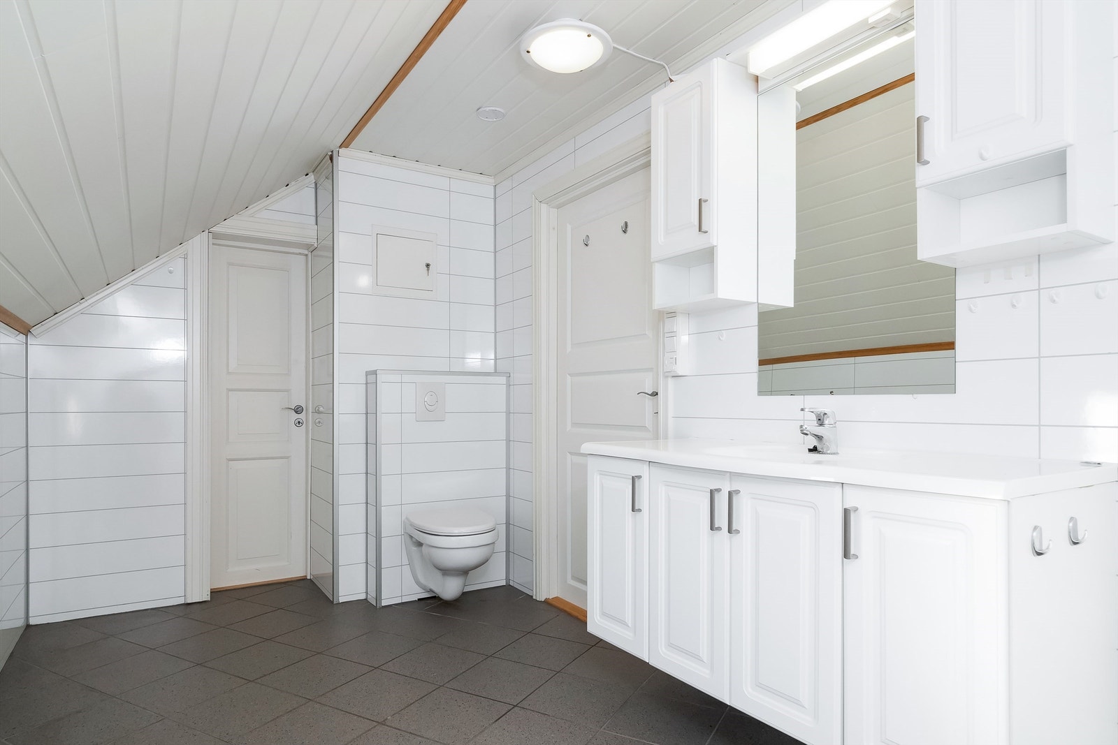 Toalettet har innebygget sisterne, som gir et rent og ryddig uttrykk. Galleribilde