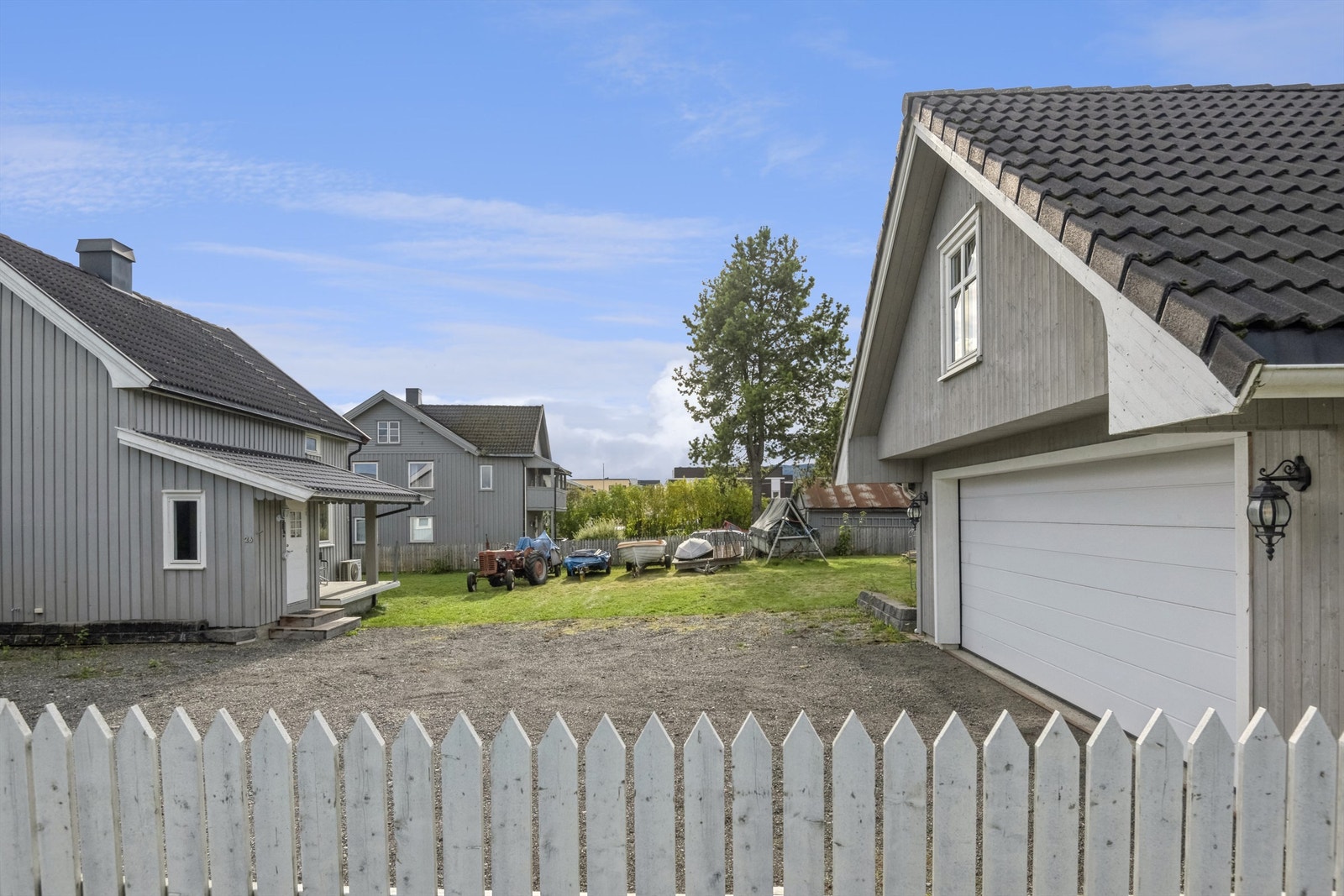 Eiendommen har en stor tomt og en nyere, frittstående dobbelgarasje fra 2015. Galleribilde