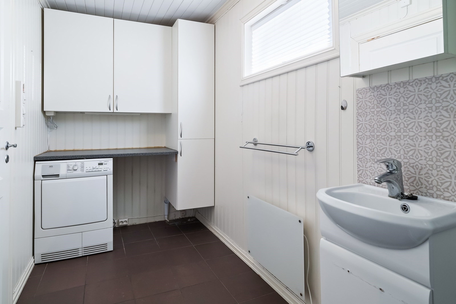 Badet fungerer også som vaskerom, med praktisk opplegg for vaskemaskin. Galleribilde