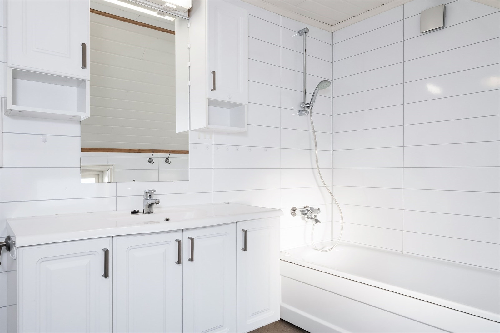 Badet i loftetasjen er innredet med badekar, servantinnredning og vegghengt toalett. Galleribilde