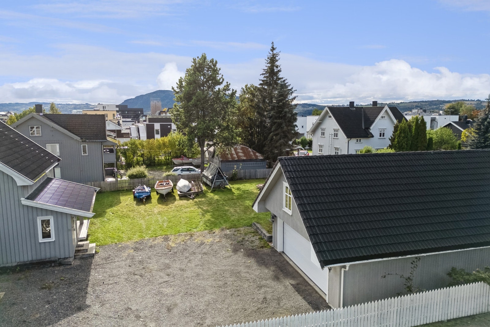 Eiendommen ligger i et etablert og barnevennlig boligområde. Galleribilde