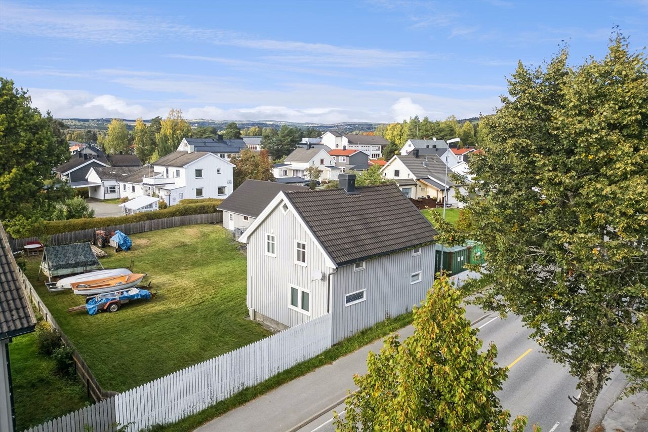 Det er kort gangavstand til både barnehager, skoler og sentrum med alle fasiliteter. Galleribilde