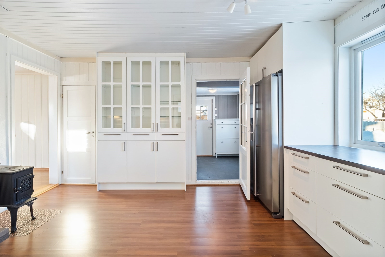 Et romslig kjøkken med plass til spisebord og en ekstra vedovn. Galleribilde