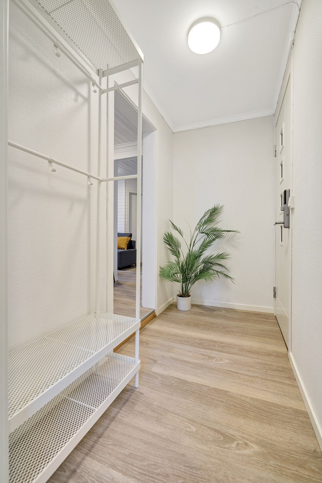 Praktisk entré på 2,9m², med adkomst til stue og ett av soverommene. Galleribilde