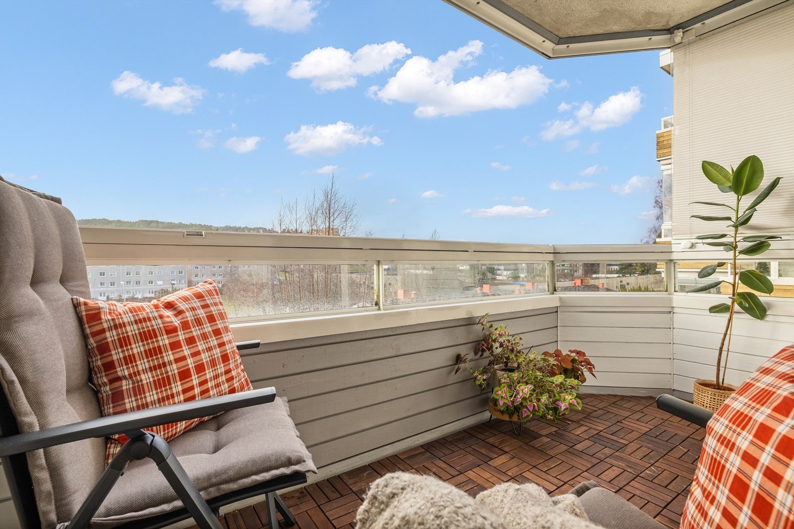 Fra stue er det adkomst til syd-vestvendt balkong med meget gode solforhold. Galleribilde