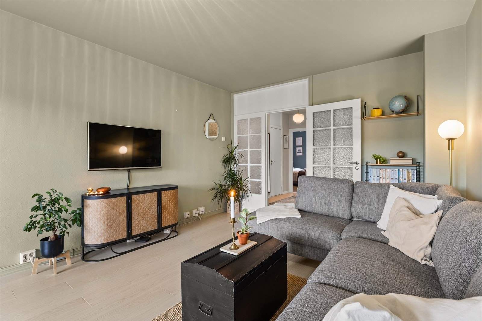 Innbydende stue med fine malte overflater fra 2023 og laminatgulv fra 2019. Galleribilde