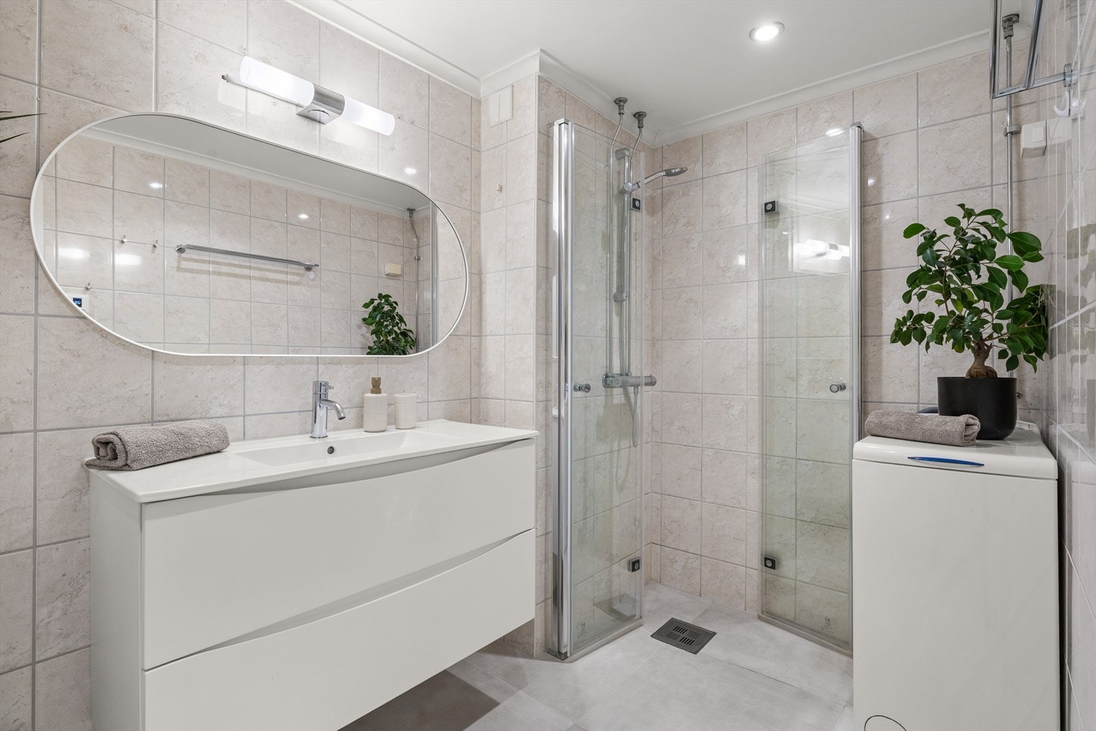 Pent flislagt bad i regi av borettslaget i 2004. Badet ble oppgradert i 2024 med nye fliser og varmekabler, samt ny servant innredning, dusjvegger, blandebatteri, speil og belysning. Galleribilde