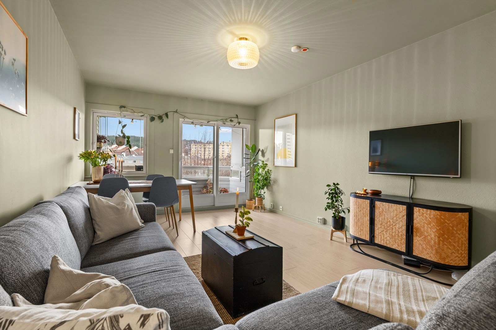 I stue er det god plass til flere sittegrupper og soner. Galleribilde