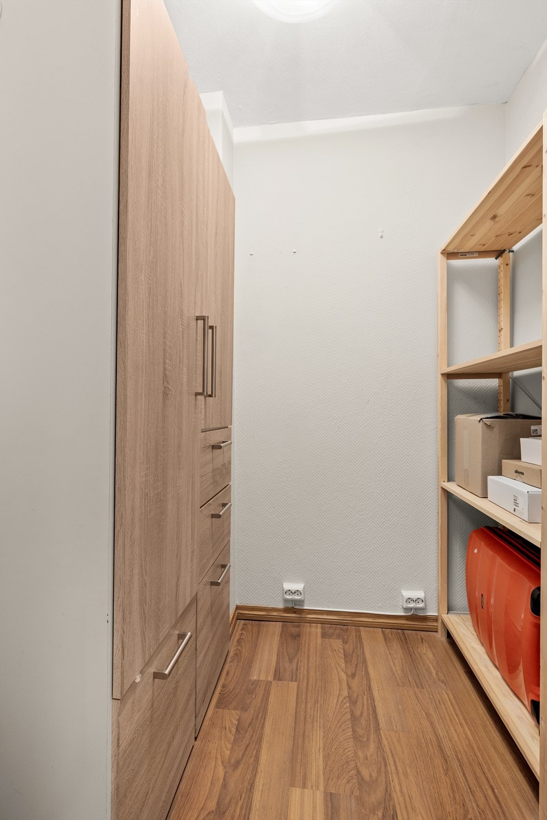 Praktisk innvendig bod med rikelig av lagringsplass. Leiligheten disponerer også en bod i underetasje og en bod i kjeller. Galleribilde