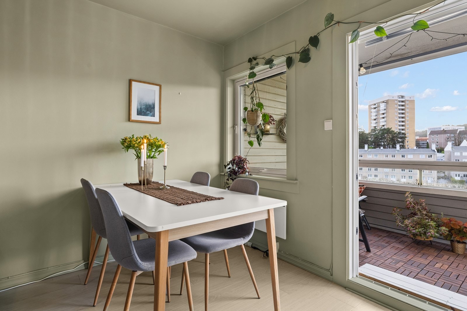 Leiligheten har en fin og usjenert beliggenhet i høy 2. etasje med hyggelig utsyn og store grøntarealer i umiddelbar nærhet. Galleribilde