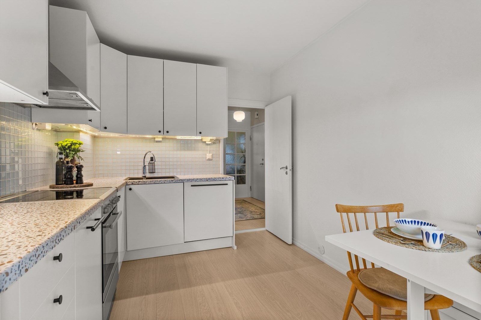 Tidløst kjøkken med mye skap- og benkeplass. Galleribilde