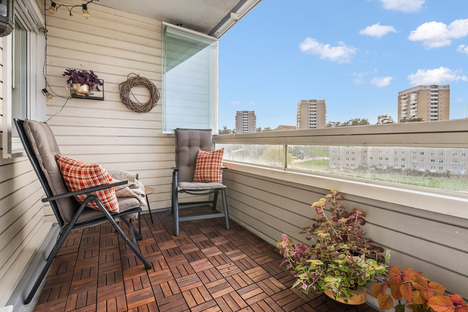 En pen og innbydende 2-roms med attraktiv beliggenhet på Manglerud i enveiskjørt gate. Galleribilde