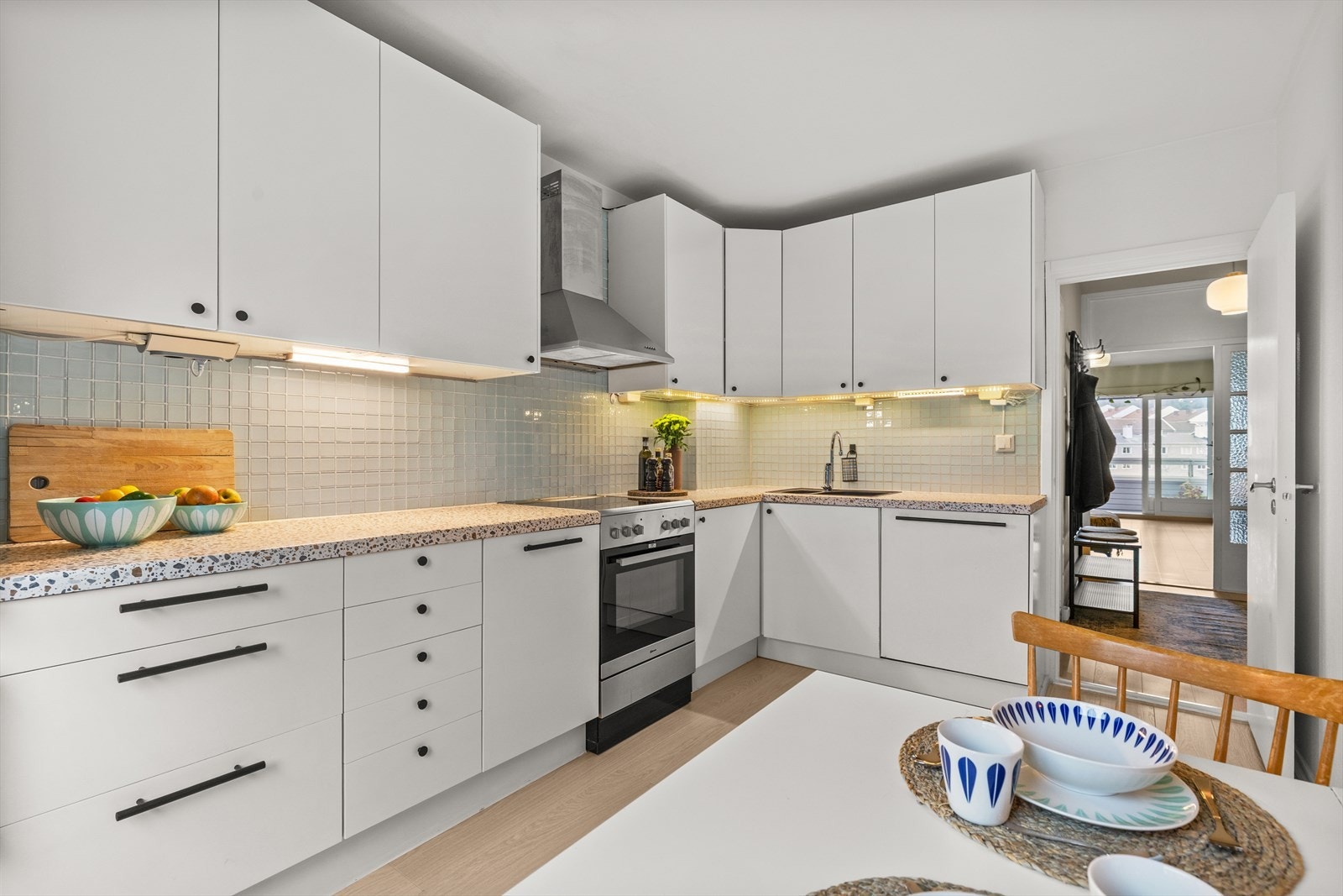 Kjøkkenet ble oppgradert med nymalte kjøkkenfronter, foliert benkeplate, og nytt laminatgulv i 2022. Galleribilde