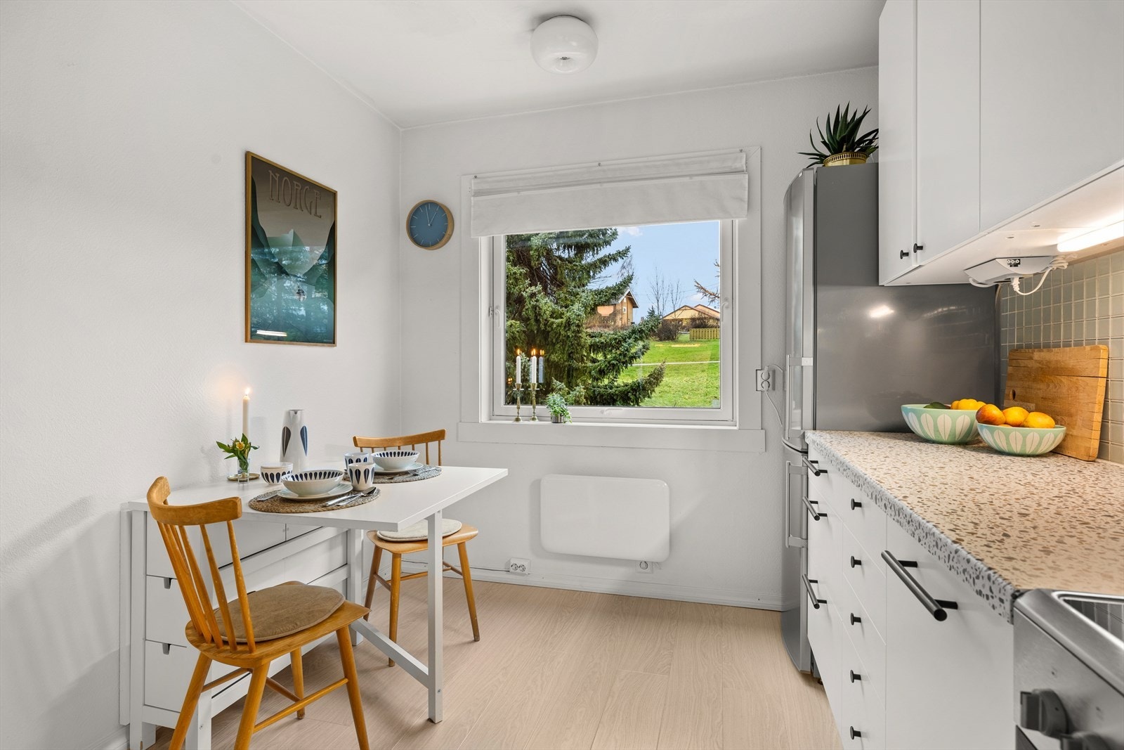 På kjøkkenet er det fin plass til en liten spisegruppe. Her kan morgenkaffen nytes med hyggelig utsyn mot grøntarealer. Galleribilde