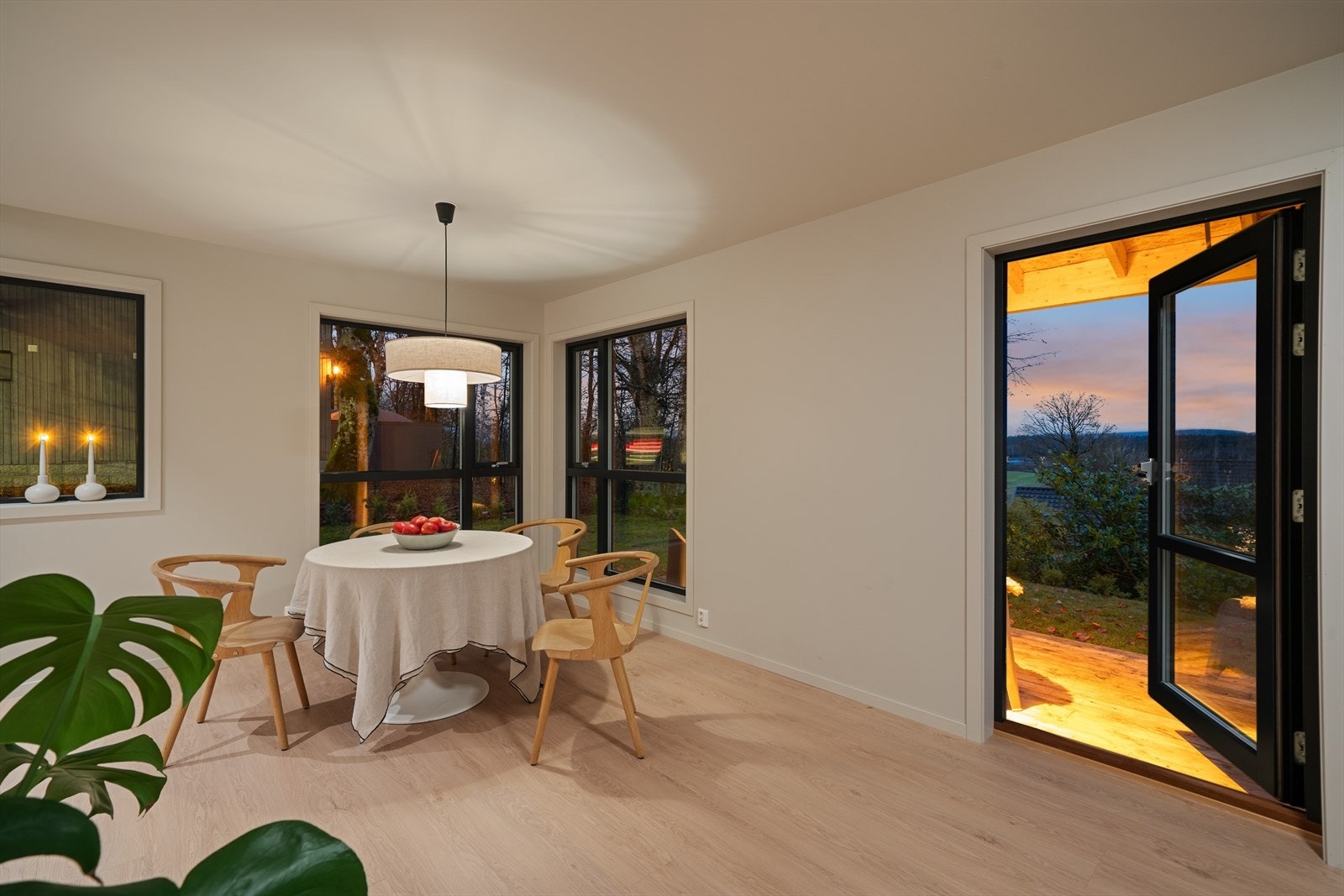 Direkte utgang til terrasse gir mulighet for utendørs måltider. Galleribilde