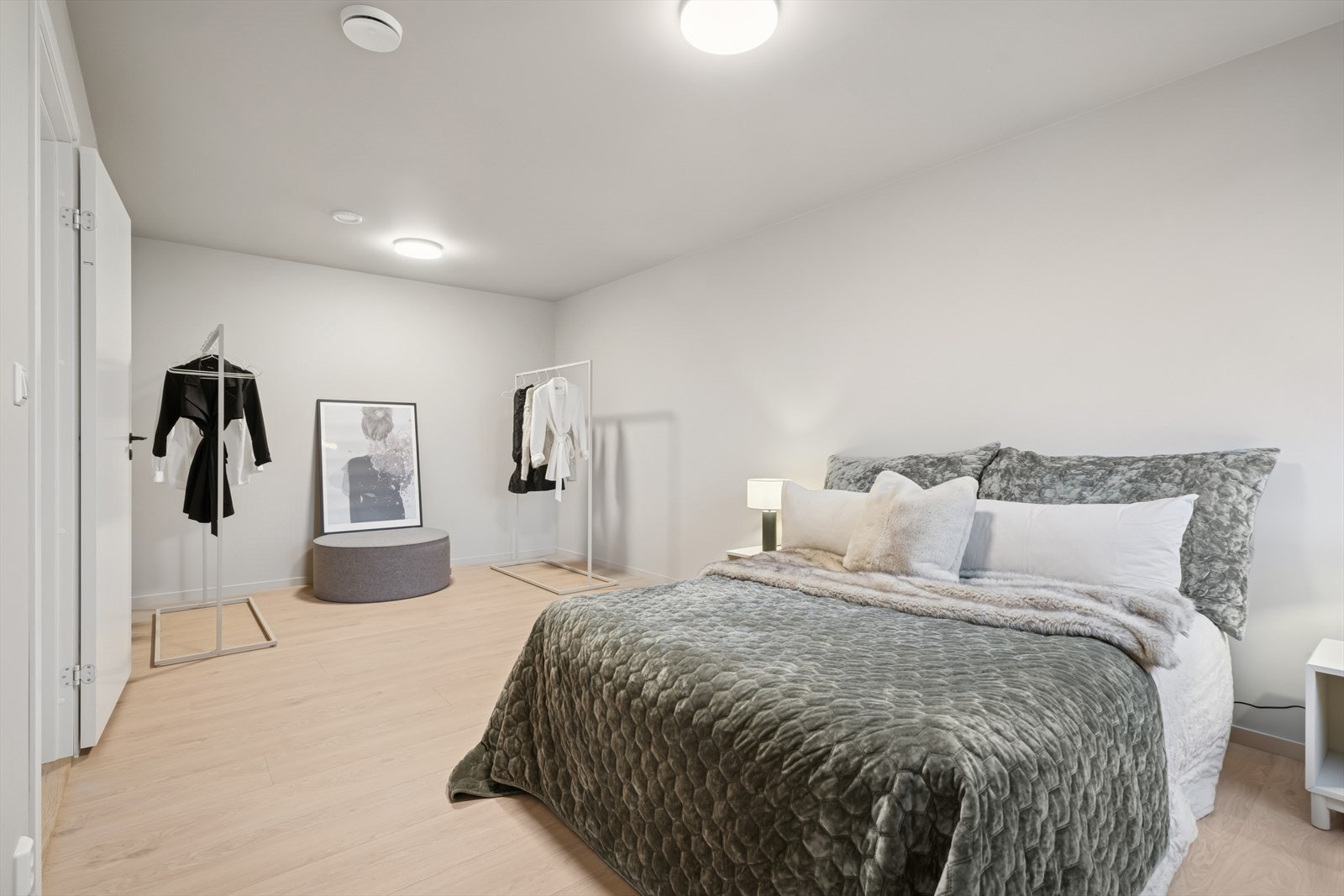 Åpen plass gir mulighet for fleksibel møblering og oppbevaring. Galleribilde