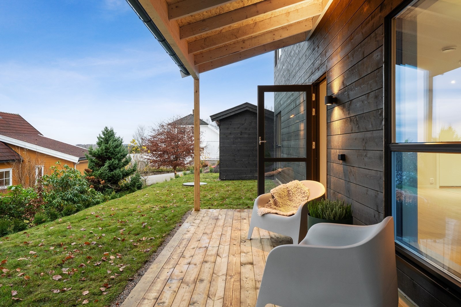 Overbygd terrasse med direkte tilgang til hageområdet. Utebelysningen skaper er ekstra hyggelig atmosfære på kveldstid. Galleribilde