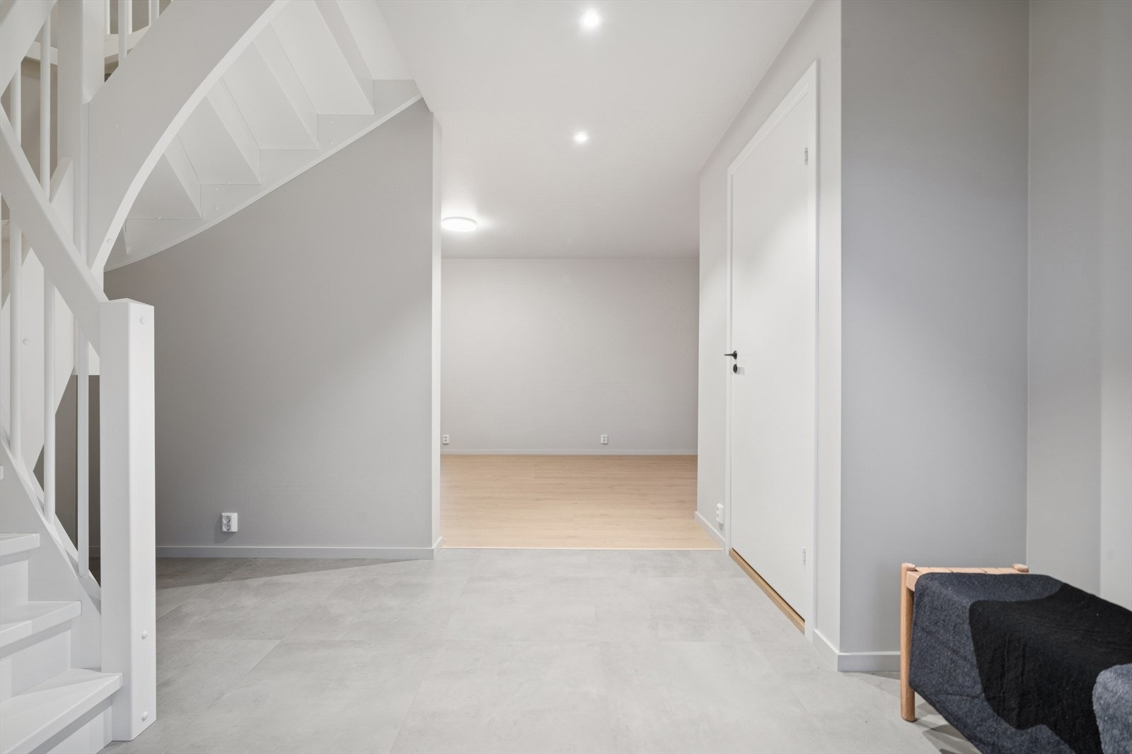 Hvitmalt trapp leder opp til 2. etasje. Galleribilde