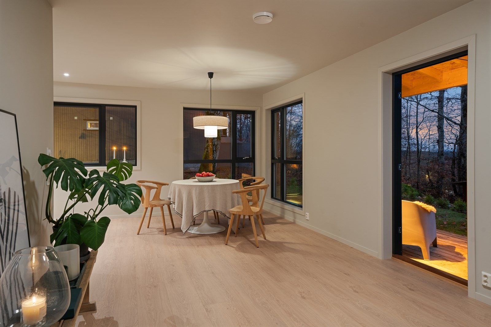 Åpen stue- og kjøkkenløsning gir romslig oppholdsareal. Galleribilde