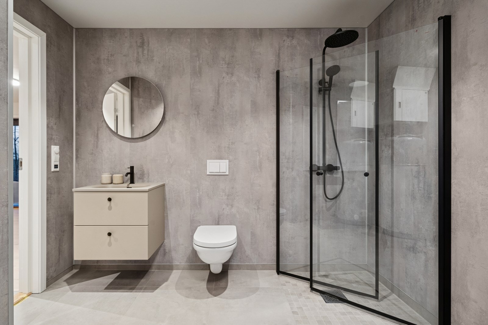 Dusjhjørne med innfellbare dører gir en åpen og romslig følelse på badet. Galleribilde