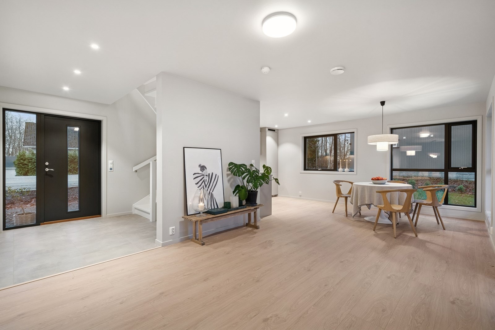 Plass til spisebord i tilknytning til oppholdsrommet skaper en sosial sone. Galleribilde