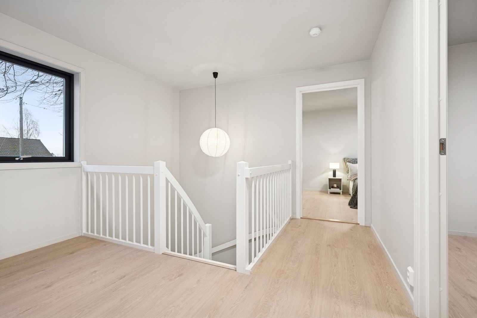 Trappens plassering gir enkel forbindelse mellom etasjene i boligen. Galleribilde