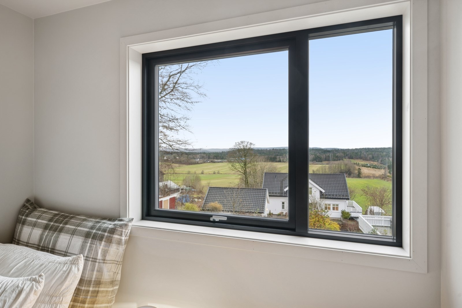 Store vinduer gir lysinnslipp og utsikt mot det omkringliggende landskapet. Galleribilde