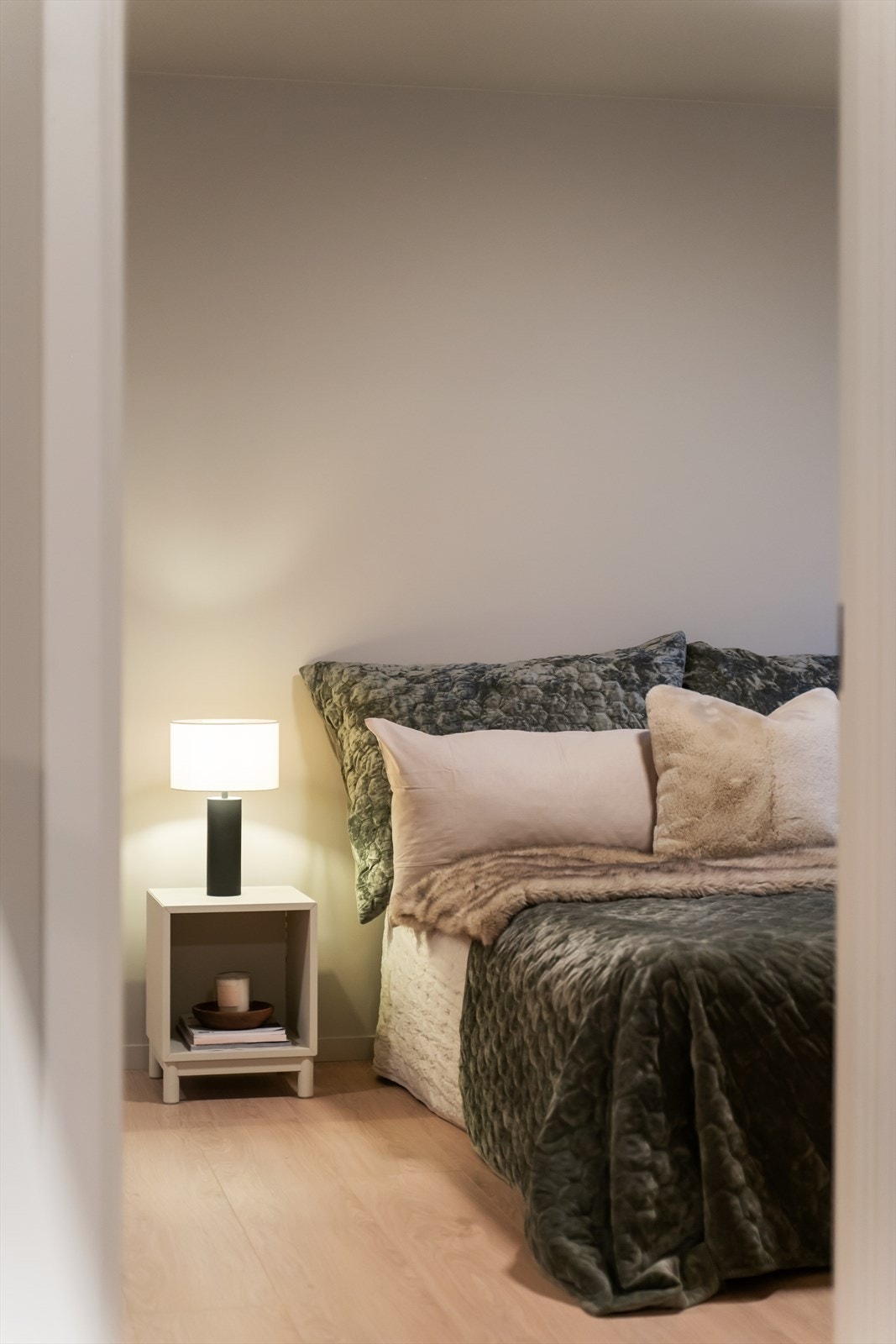 Alle boligens oppholdsrom har lyst parkettgulv, et elegant og praktisk underlag. Galleribilde