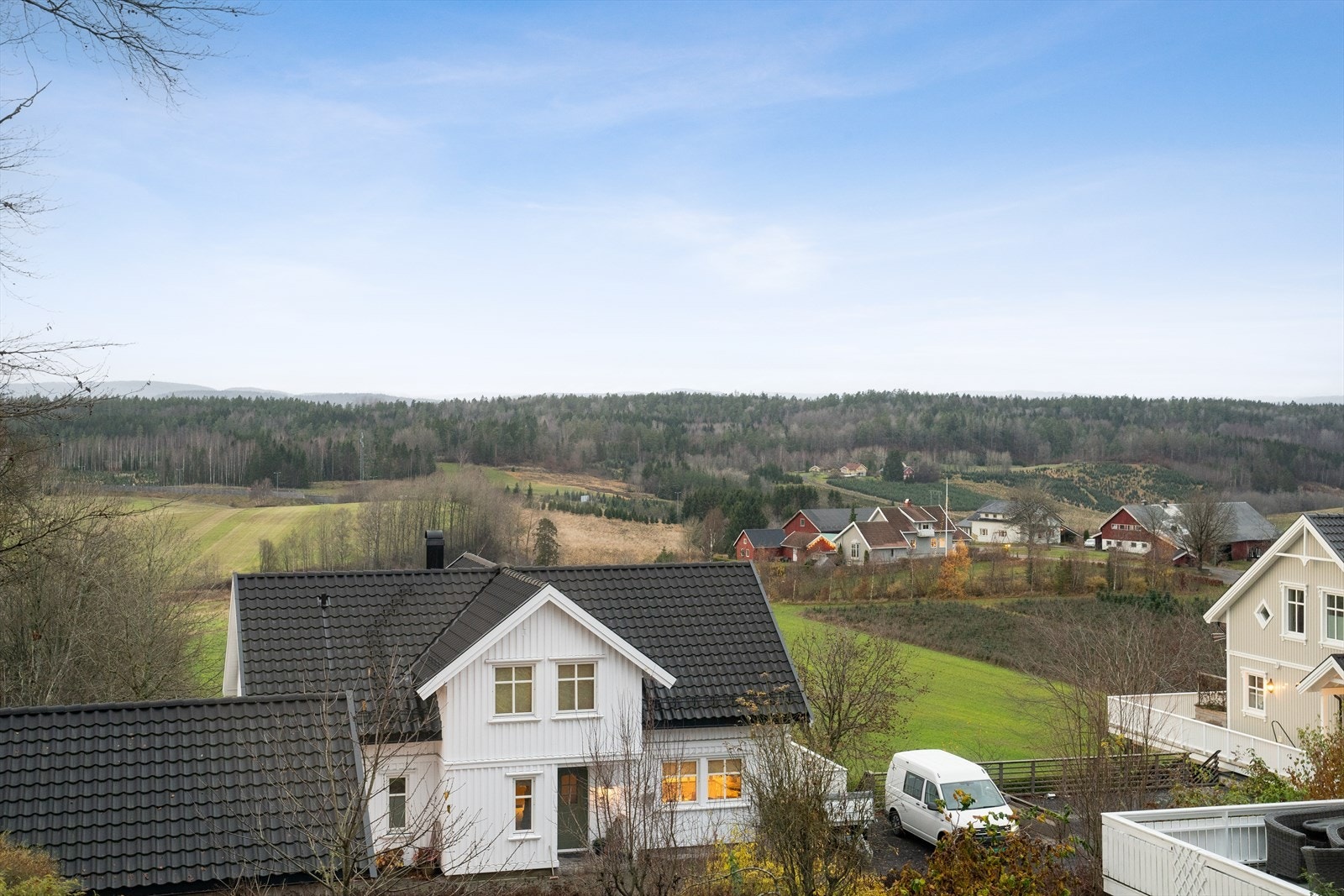 Eiendommen er beliggende i et etablert og rolig boligområde med kort vei til både Fevang skole, idrettsanlegg, dagligvarebutikk og turløyper. Galleribilde
