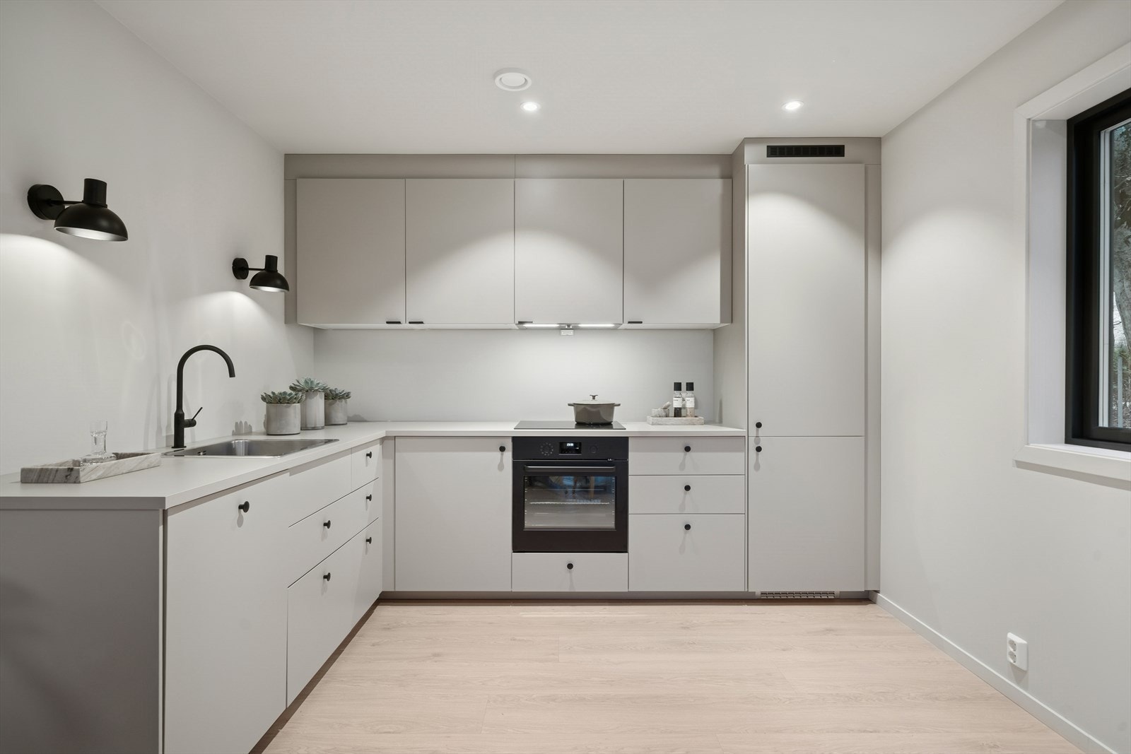 Innredningen har slette fronter og laminat benkeplate med nedfelt oppvaskkum. Galleribilde