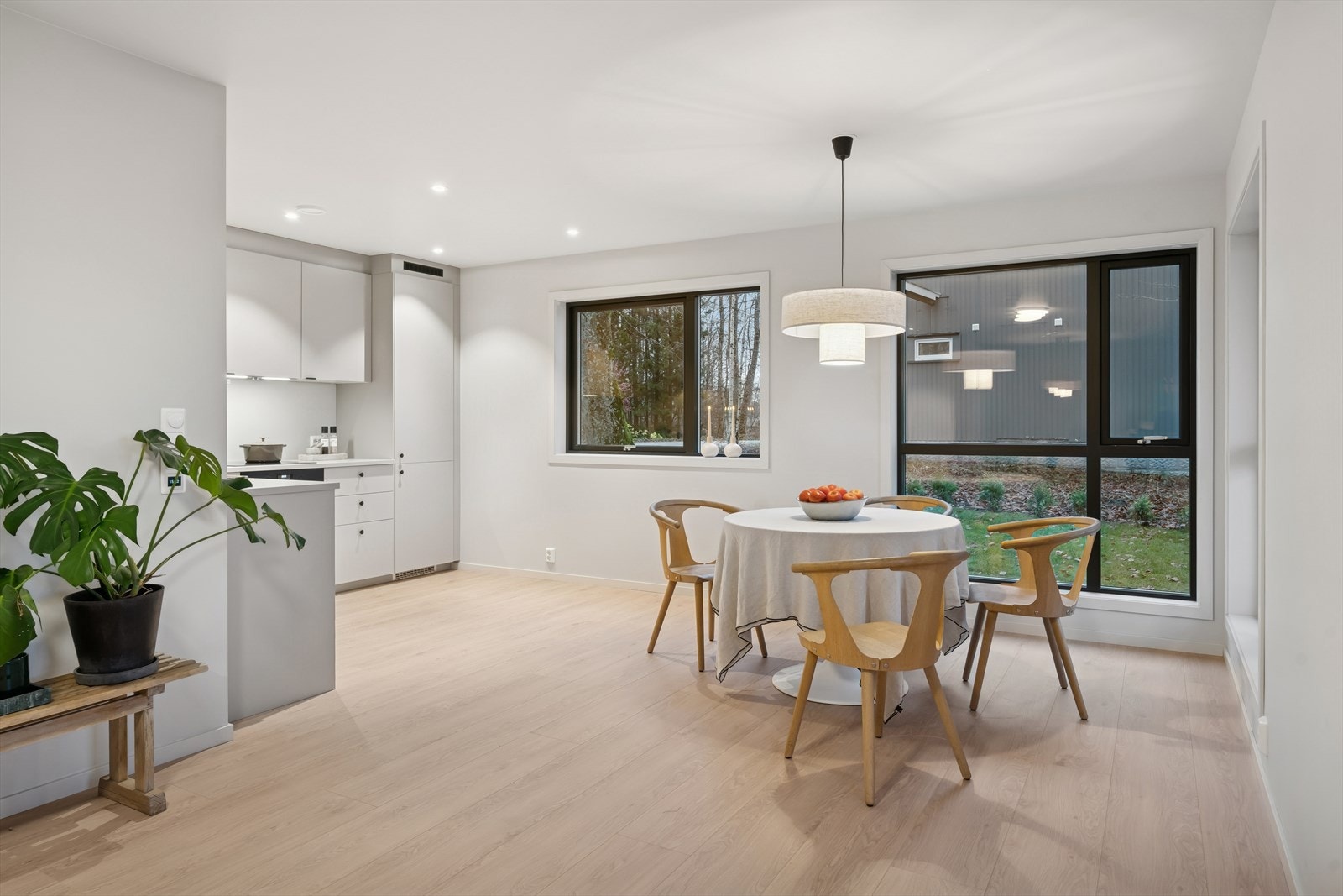 Stue/kjøkken utgjør et sosialt allrom! Galleribilde