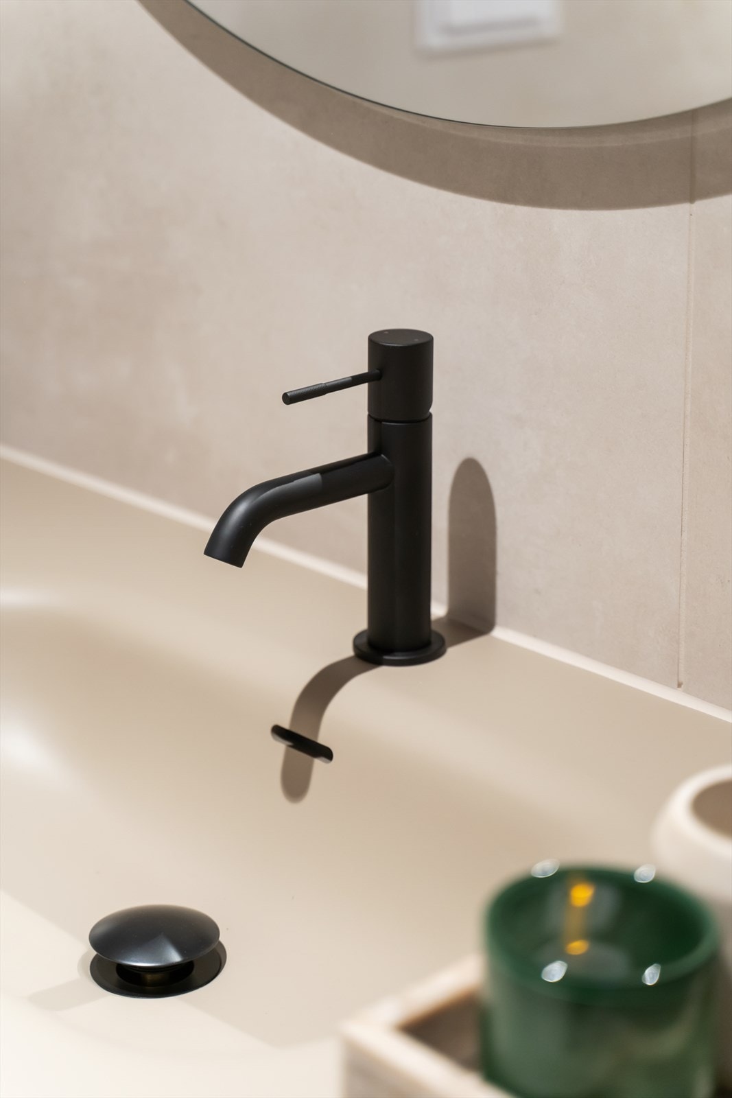 Sort armatur gir kontrast til den lyse benkeplaten. Galleribilde