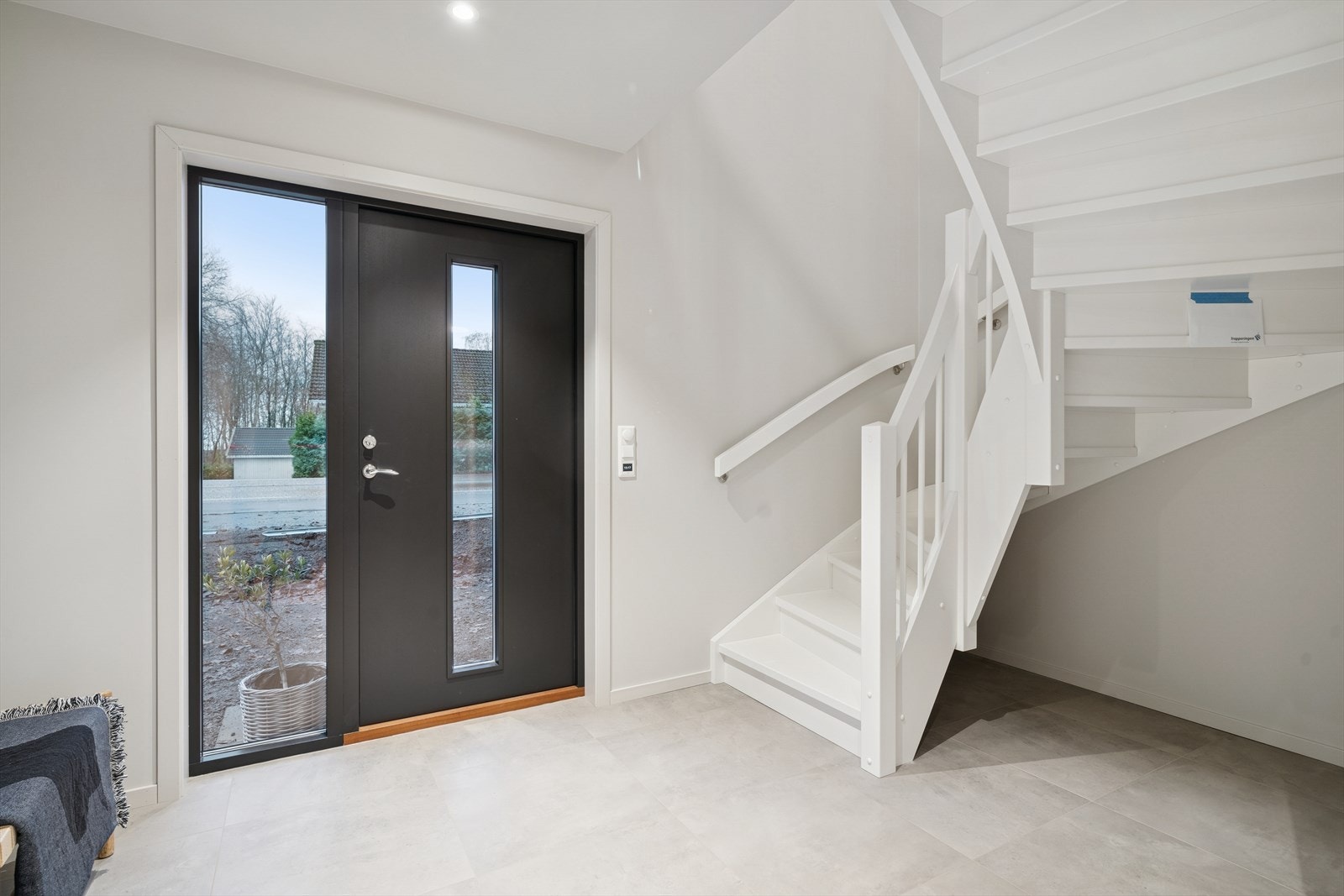 Flislagt gulv gir en praktisk og lettstelt entré. Galleribilde