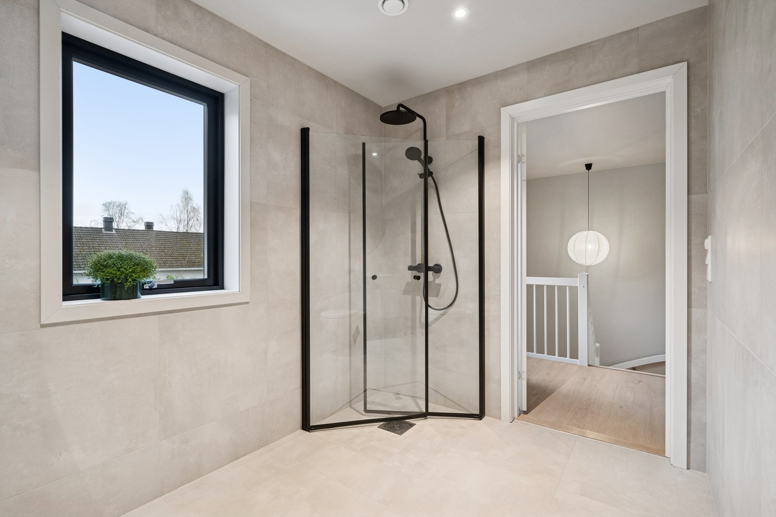 Delikat bad med flislagte vegger og gulv, som gir en robust og stilren overflate. Galleribilde