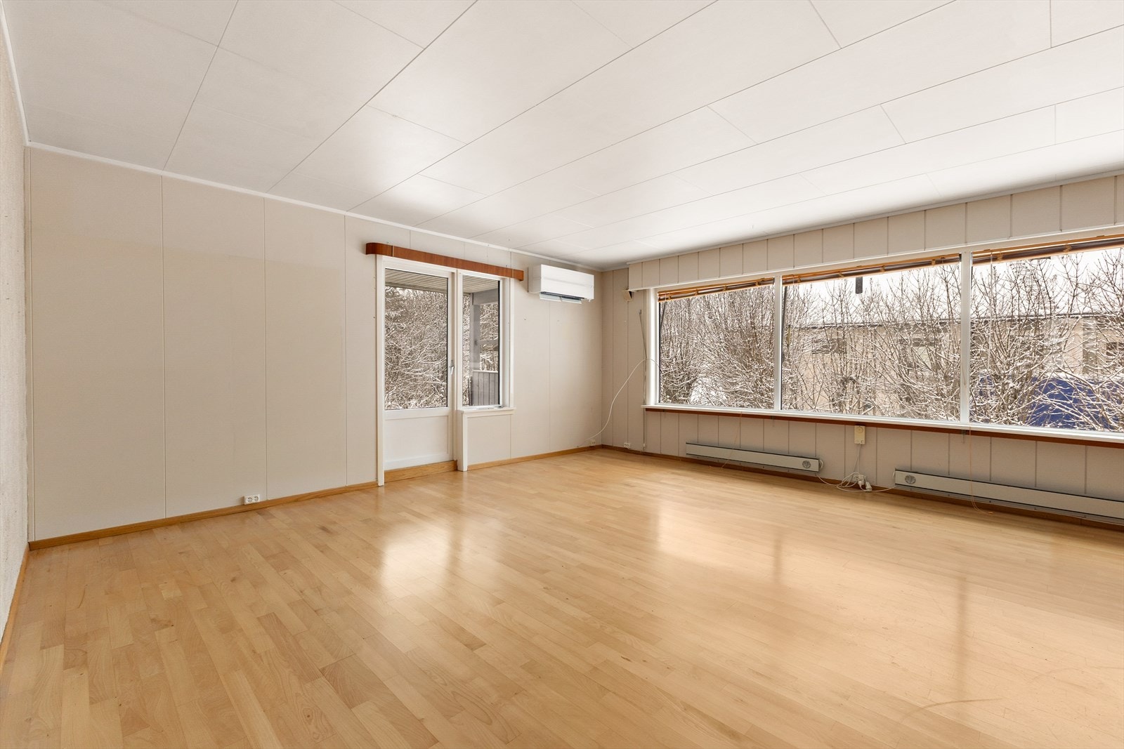 Enebolig med et internt bruksareal på 102 m2 og inneholder stue, kjøkken, 3 soverom, bad, toalettrom, vaskerom gang og bod. Galleribilde