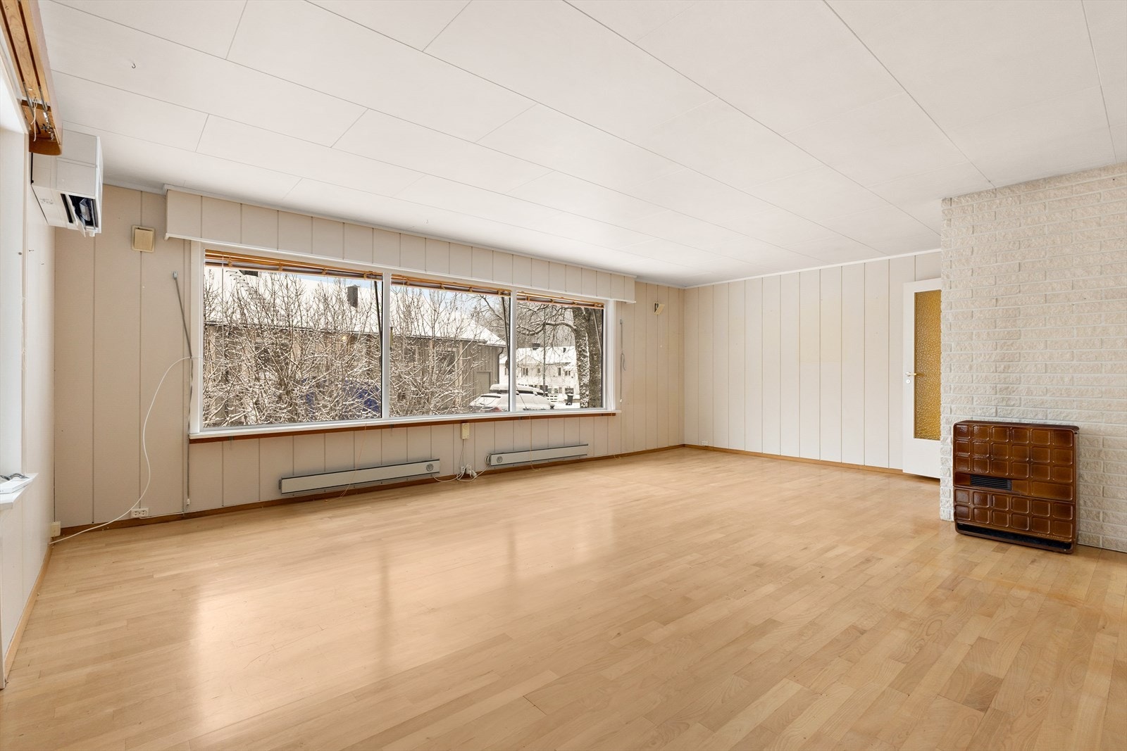 Eiendommen ligger i et rolig område med kort vei til hverdagslige fasiliteter; dagligvare, skole, barnehage, lekeplasser mm. Galleribilde