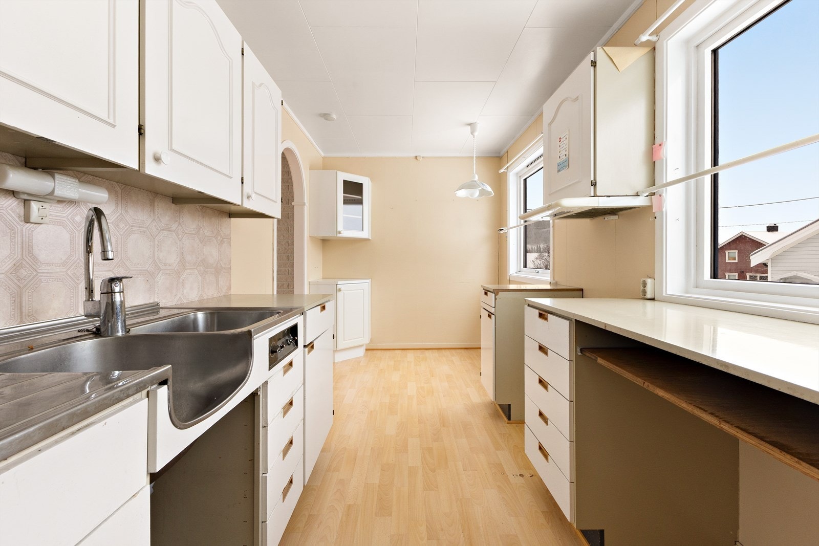 Boligen holder noe enkel standard og er moden for oppussing! Galleribilde