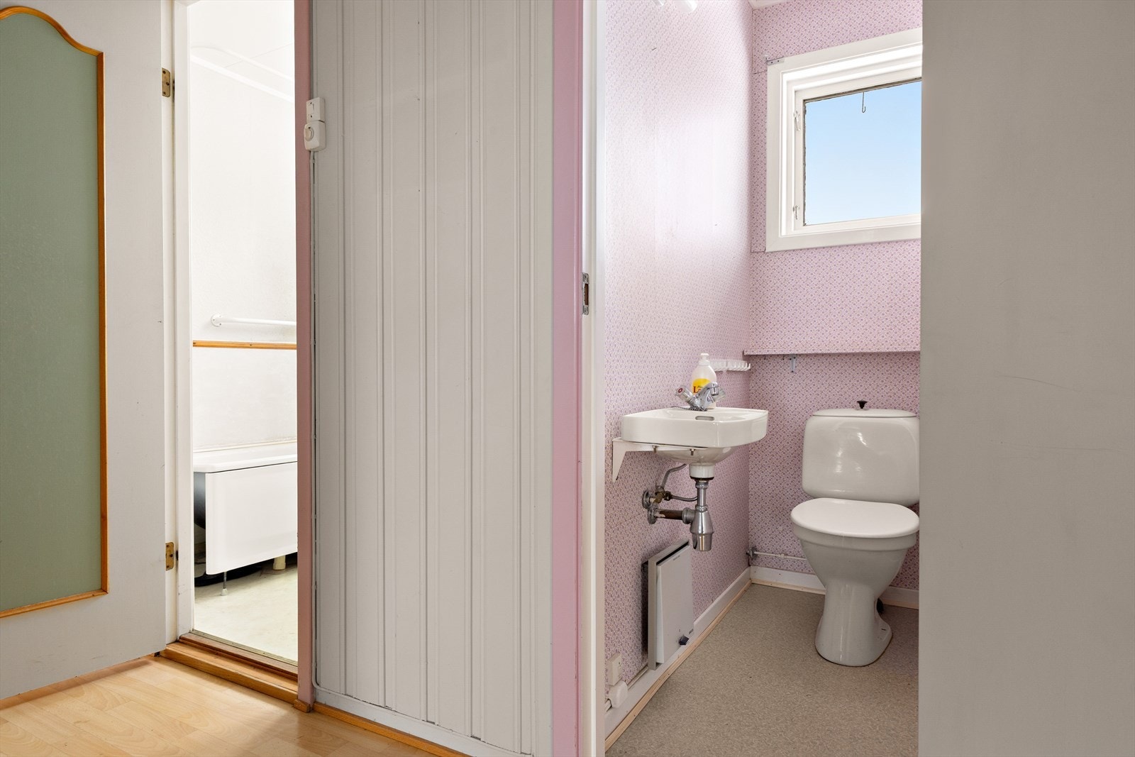 Vegg i vegg med badet er det et separat toalettrom. Galleribilde