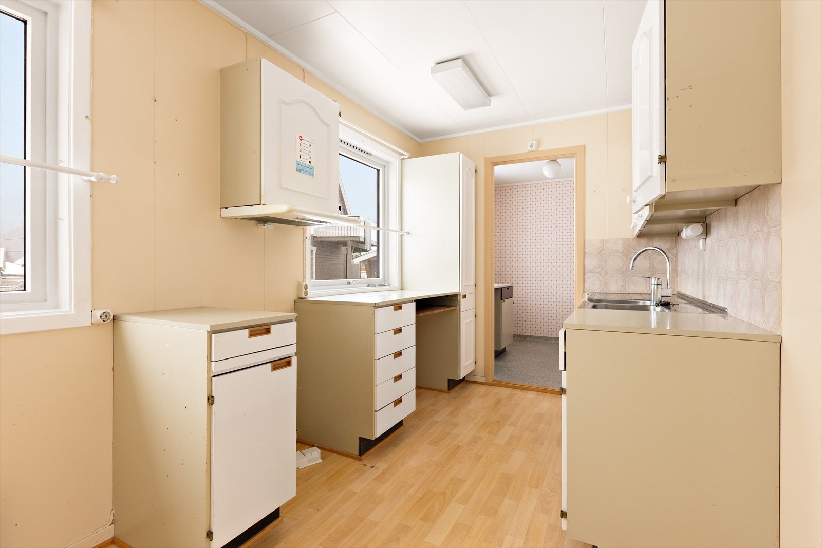 Innenfor kjøkkenet er vaskerommet praktisk plassert. Galleribilde