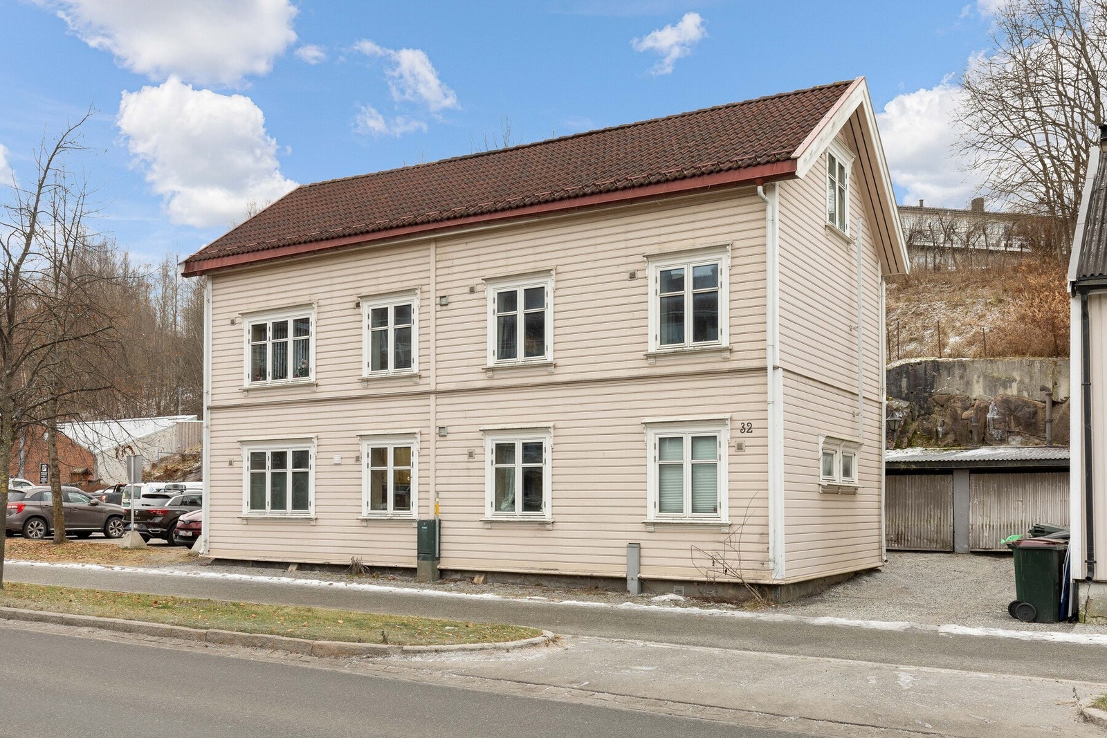 Dette er en stor og innholdsrik eiendom på ca. 240 kvm, antatt oppført i 1900. Galleribilde