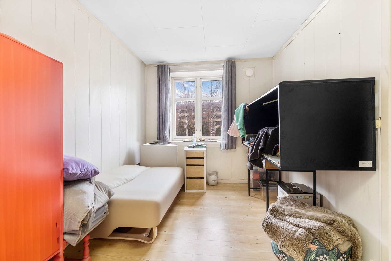 Soverommet har god plass til dobbeltseng, nattbord og plass for oppbevaring. Galleribilde