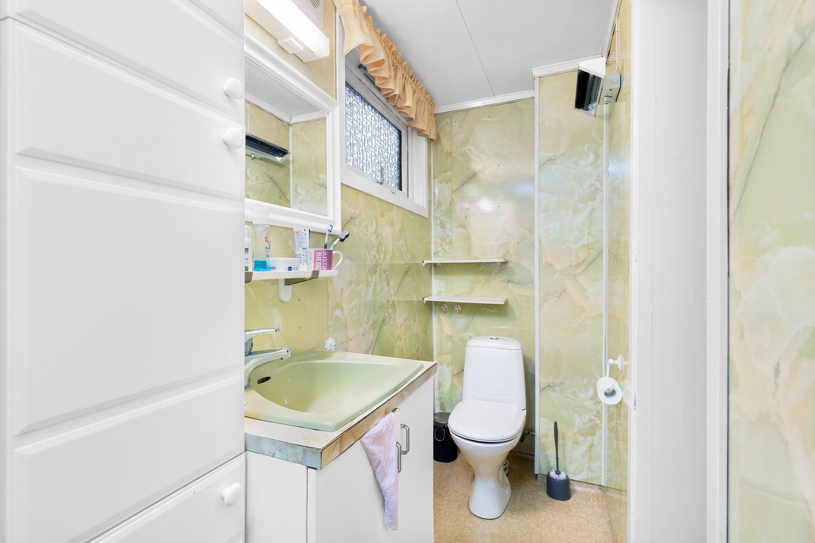 Baderommet har våtromsplater med marmormønster. Galleribilde