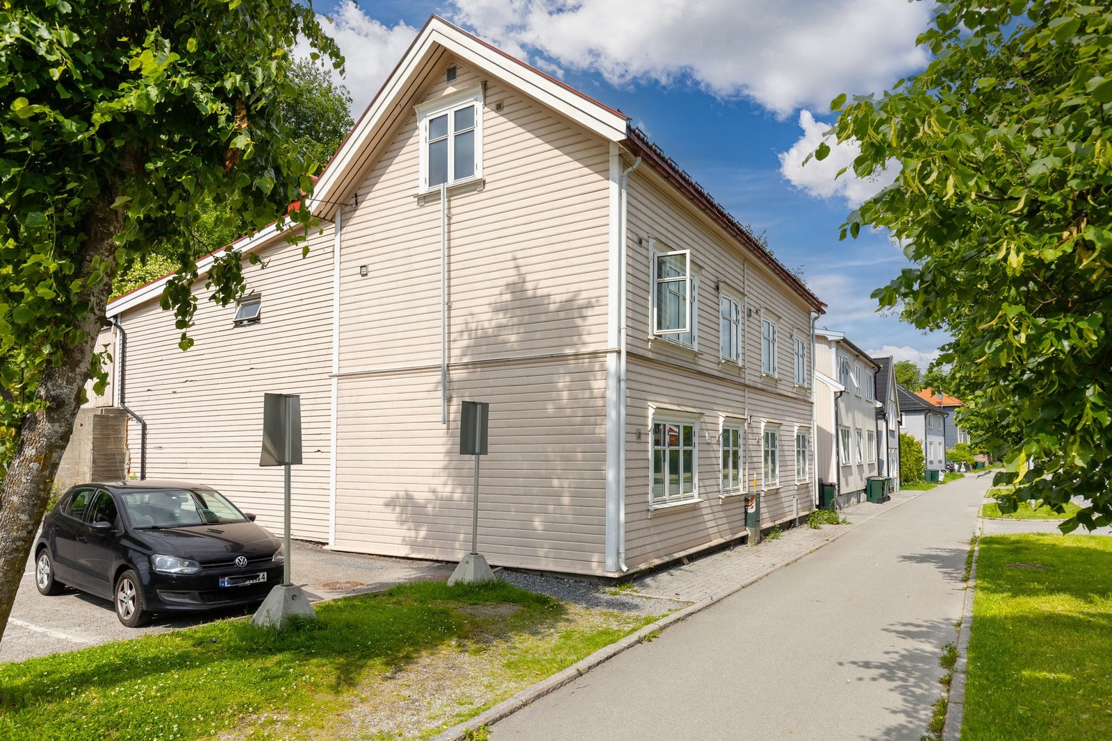 Boligen går over tre plan pluss kjeller, og er innredet med fire leiligheter. Galleribilde