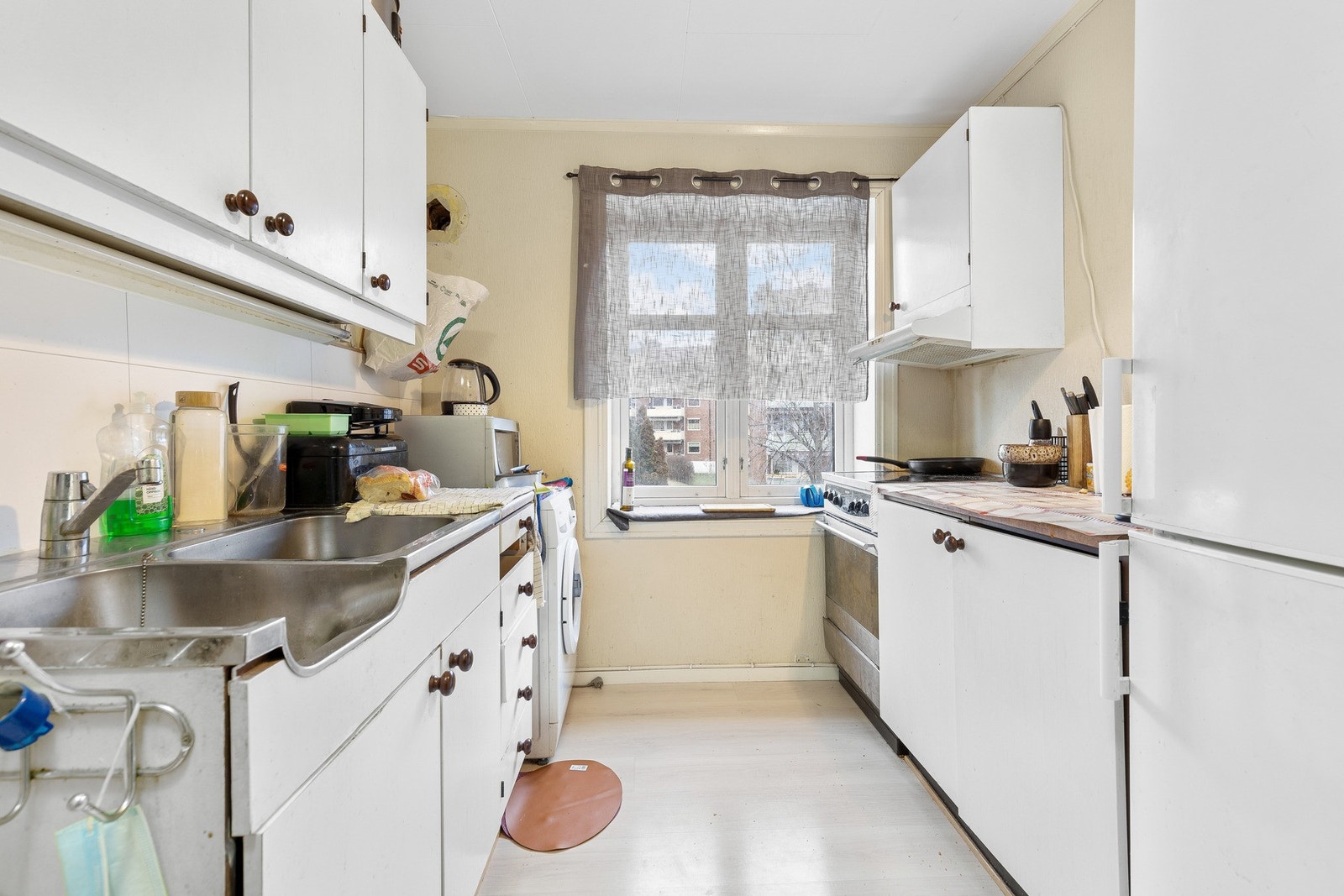 Kjøkken i 2. etasje med utsikt mot nærområdet. Galleribilde