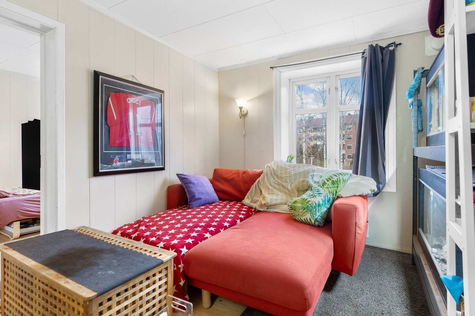 Stue med stor sofa og hylleløsning. Galleribilde