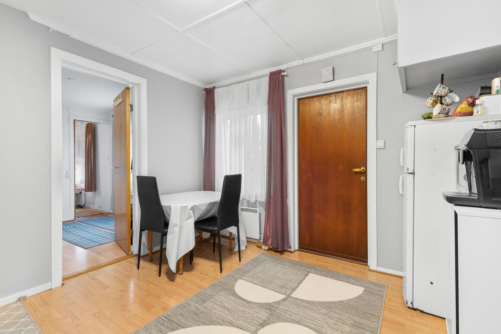 I andre etasje har man adkomst til en leilighet fra fellesgang rett inn i kjøkkenet. Galleribilde