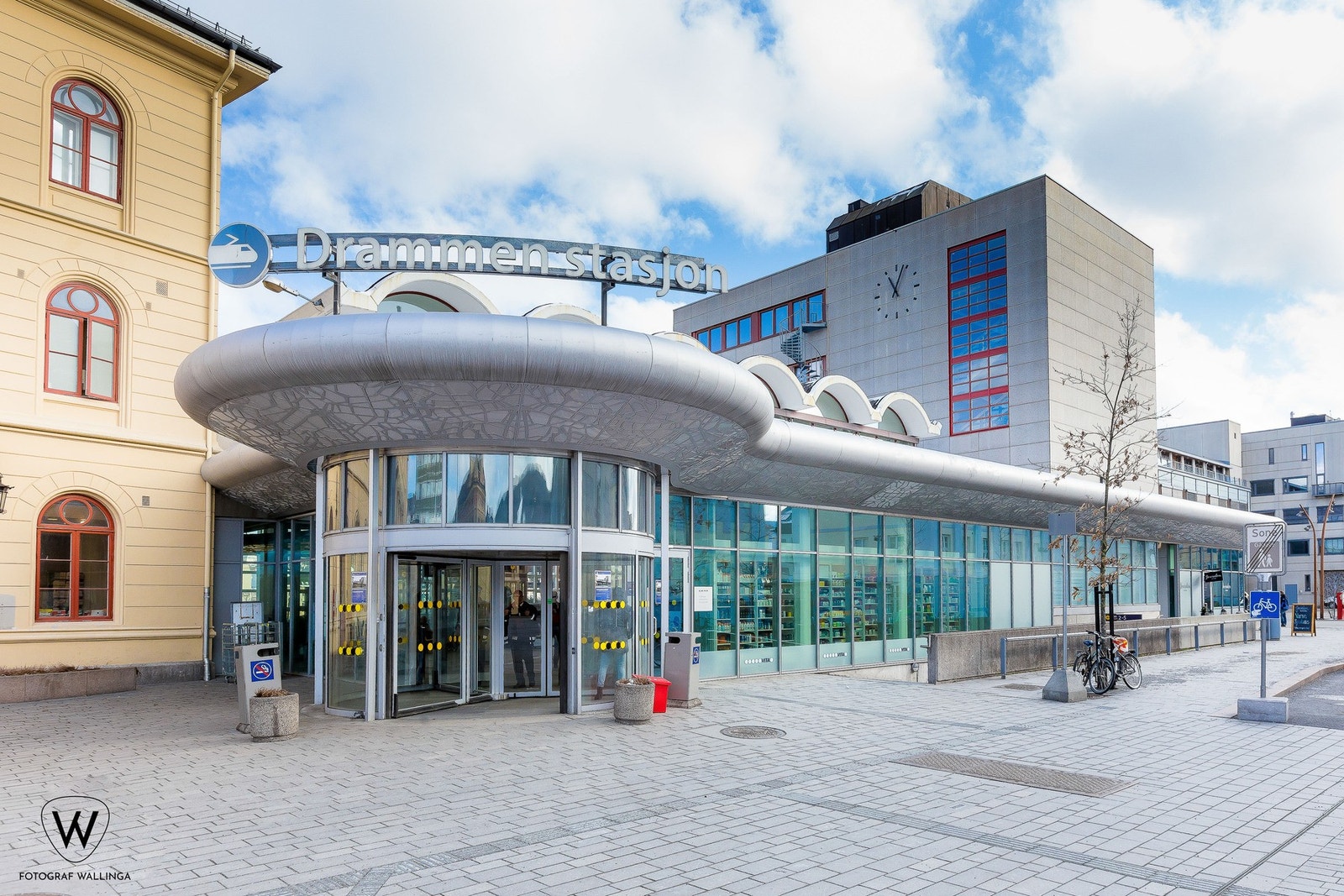 Det er ca. 2 km til Drammen stasjon med god togforbindelse til bl.a. Oslo. Galleribilde