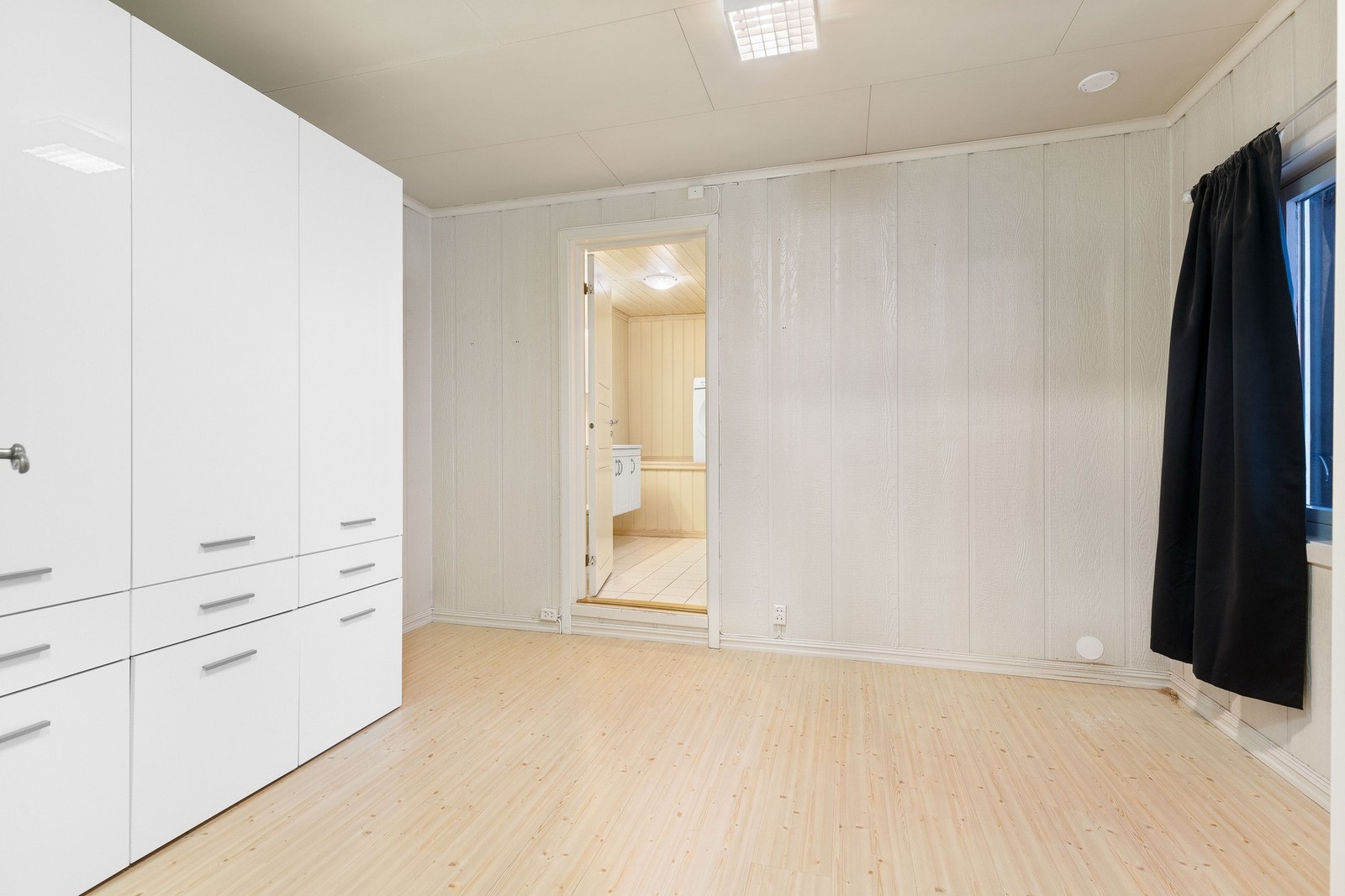 Romslig garderoberom med store garderobeskap. Rommet kan enkelt innredes til stue eller soverom. Galleribilde