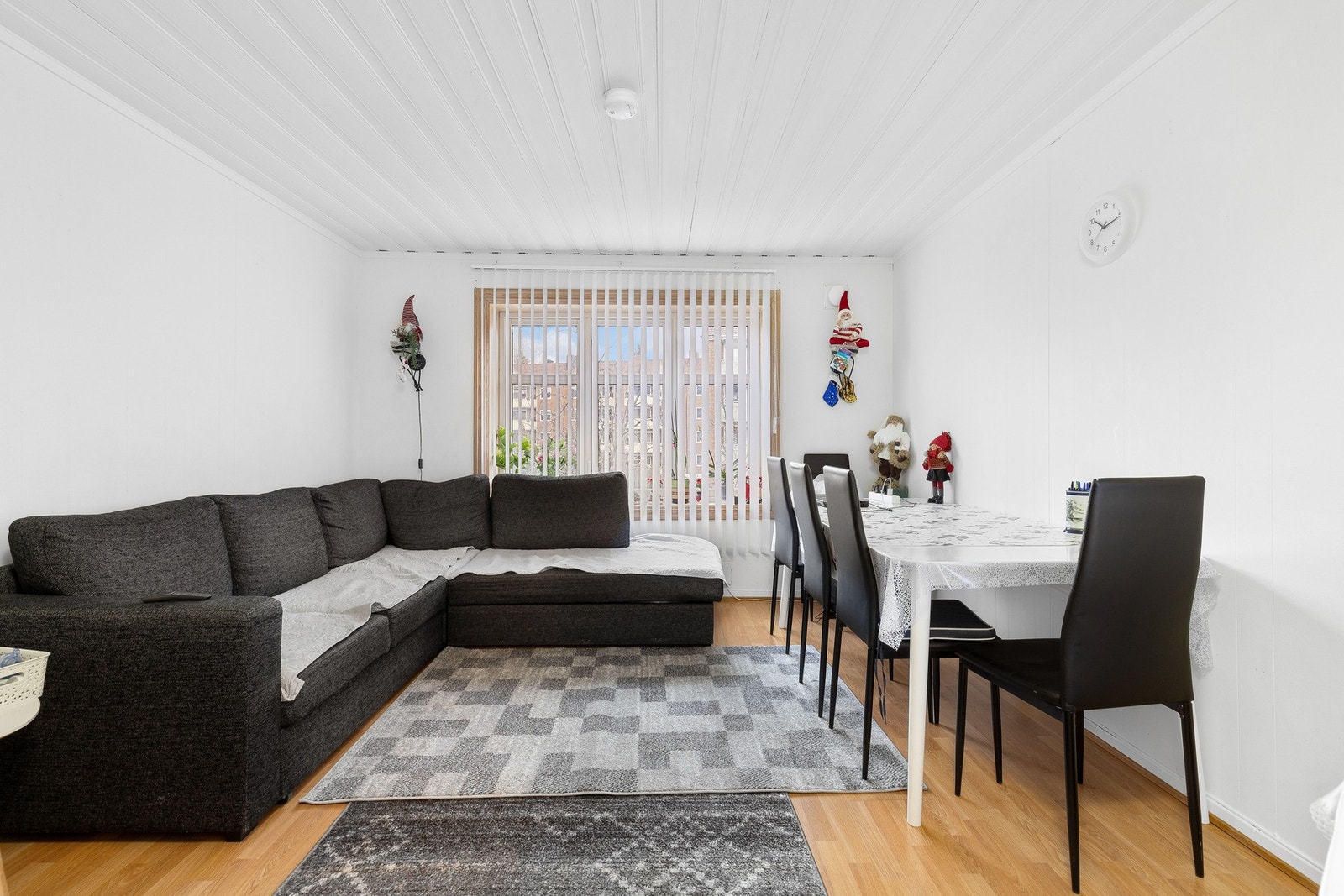 Stue med lysmalte vegger, stort vindu, og plass til sofagruppe og spisebord med stoler Galleribilde