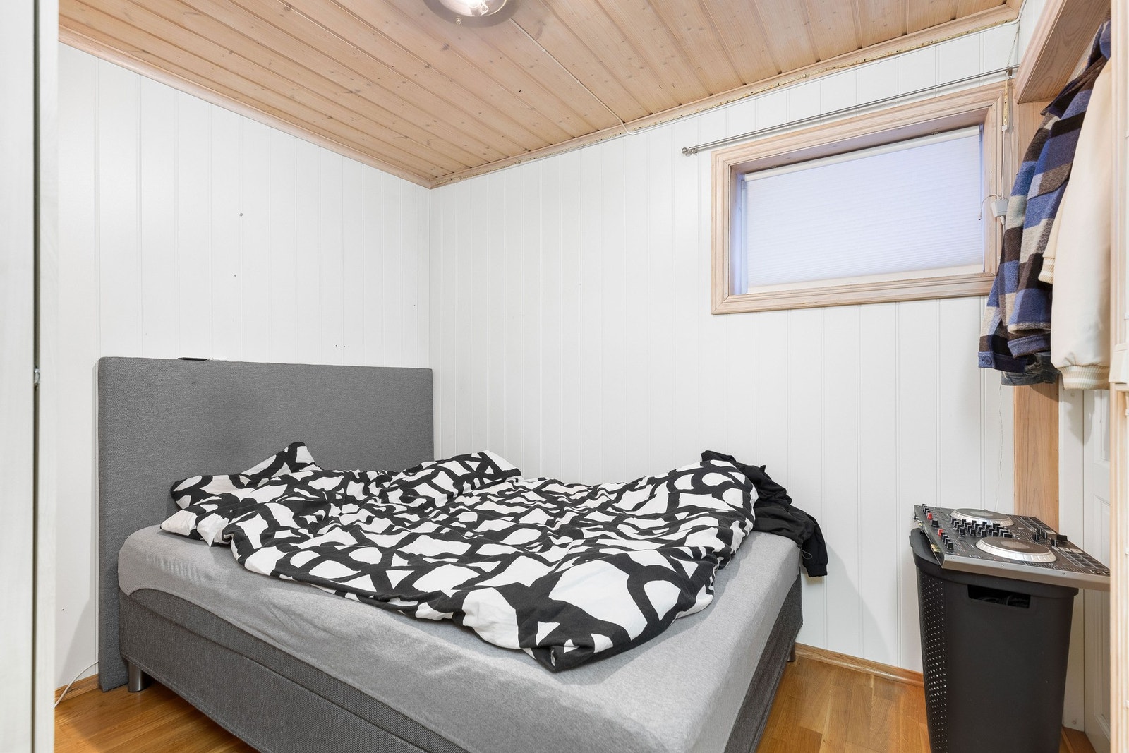 Romslig soverom med garderobeskap, og plass for dobbeltseng. Galleribilde